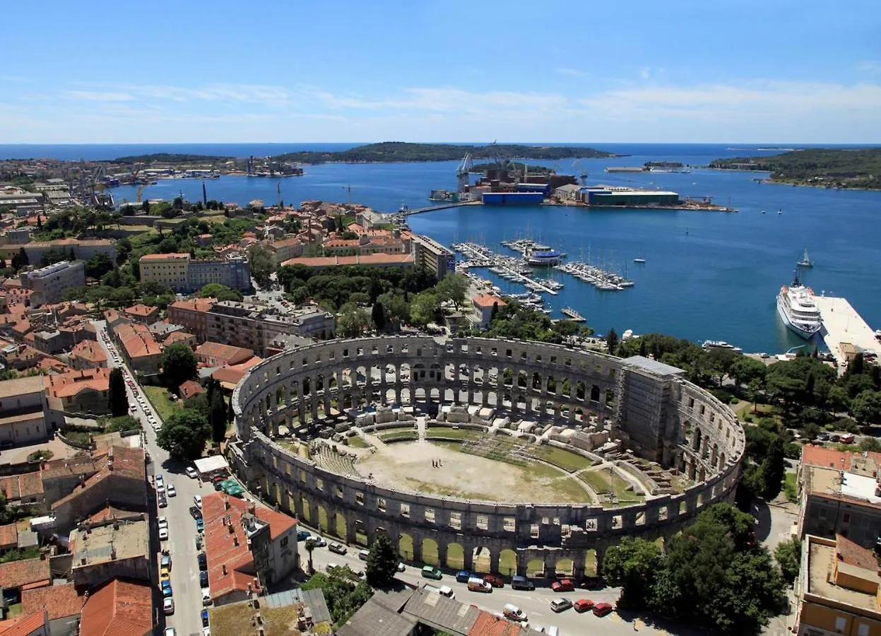 Family Friendly Apartments With A Swimming Pool Pula - 15306