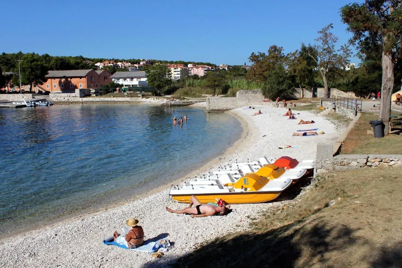 Family Friendly Apartments With A Swimming Pool Pula - 15306