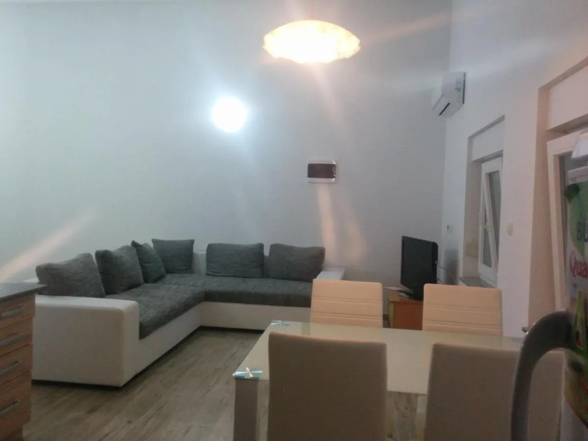 Family Friendly Apartments With A Swimming Pool Pula - 15306